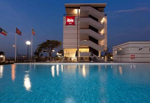 Outdoor pool area of Hotel Ibis Bata