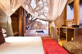 Luxury tent hotel room with one bed and an outdoor view