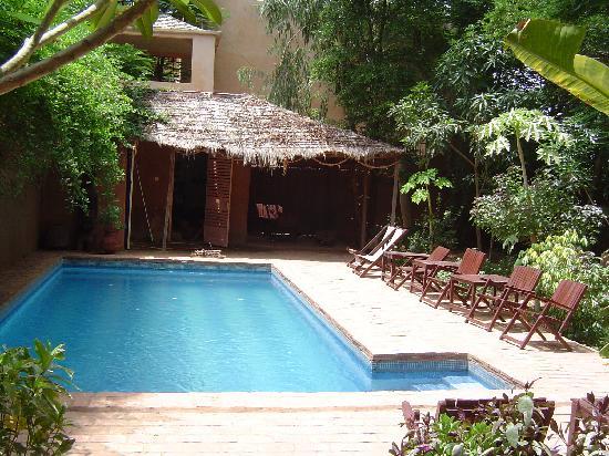 Outdoor pool area of Hotel Y A Pas de Probleme