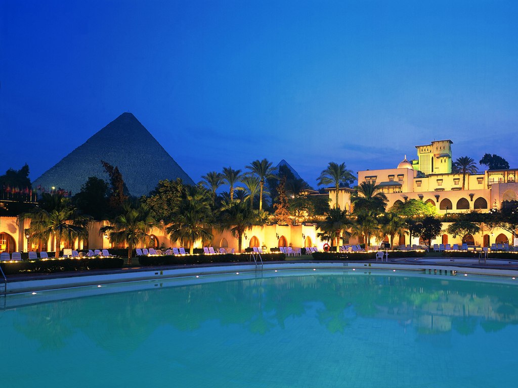 Outdoor pool area of Mena House